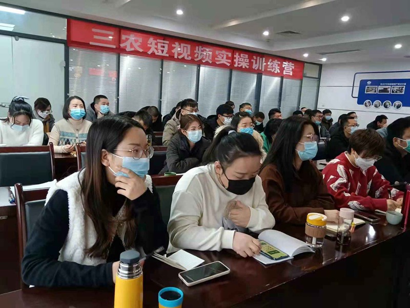 幹貨滿滿！91抖阴下载_生化（huà）開展三農（nóng）短視頻技能培訓(圖3)